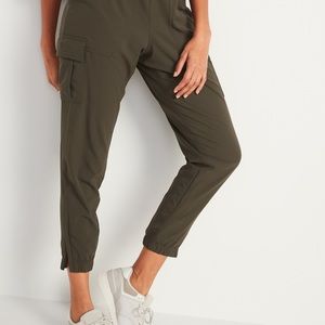NWT Old Navy, High-Waisted StretchTech
Mesh-Lined Jogger Cargo
Pants for Women